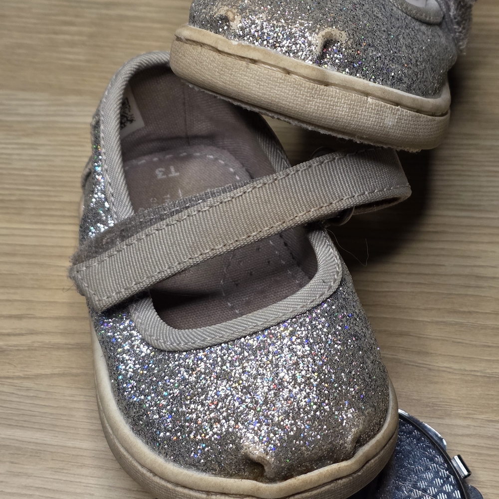 Toddler Size 3 TOMS Kids Sparkle Mary Jane Shoes in Silver - Picture 2 of 5